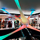 Forme 3D lumineuse organique dans un centre commercial
