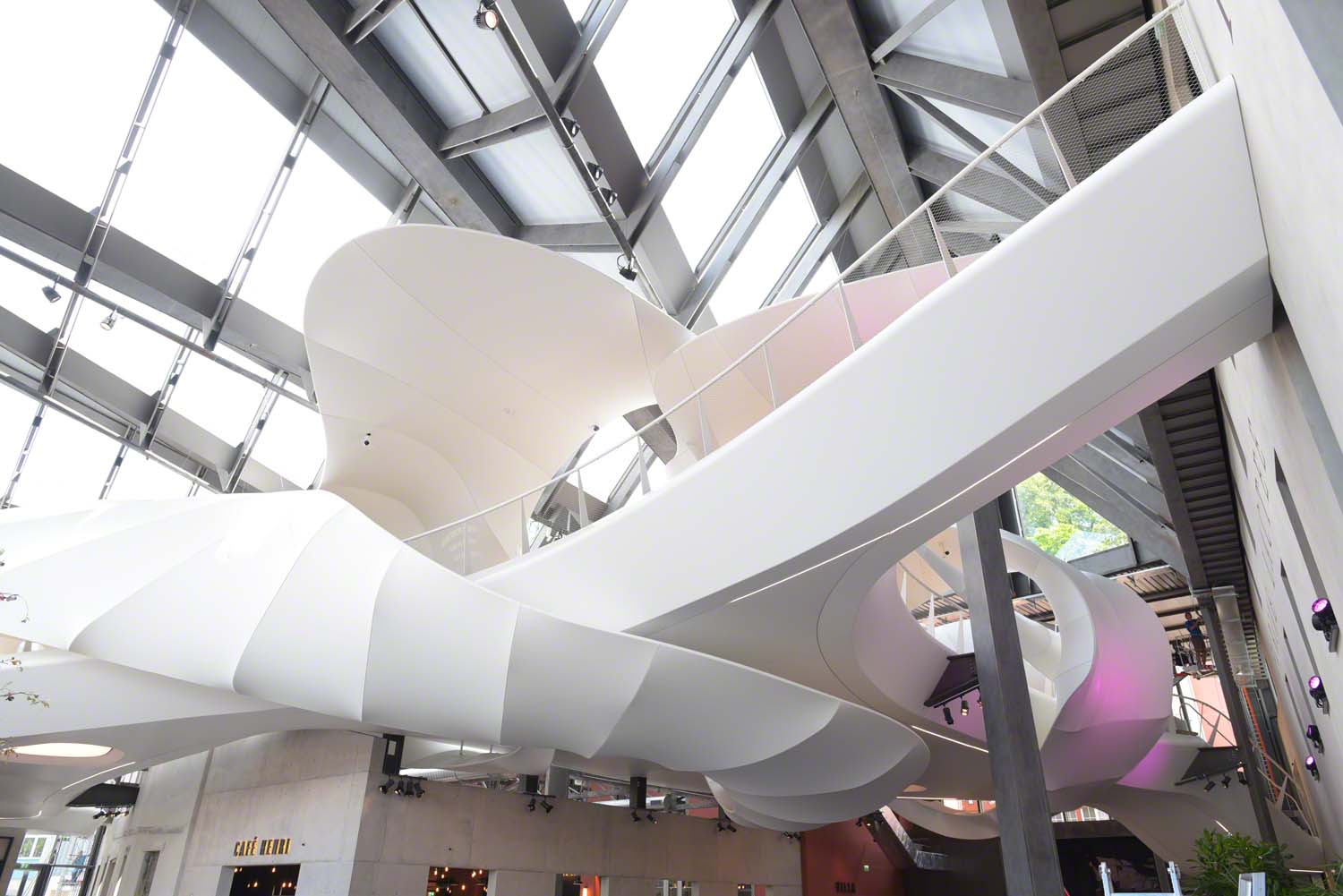 Forme et volume 3D en toile Barrisol pour animer un hall d'aéroport